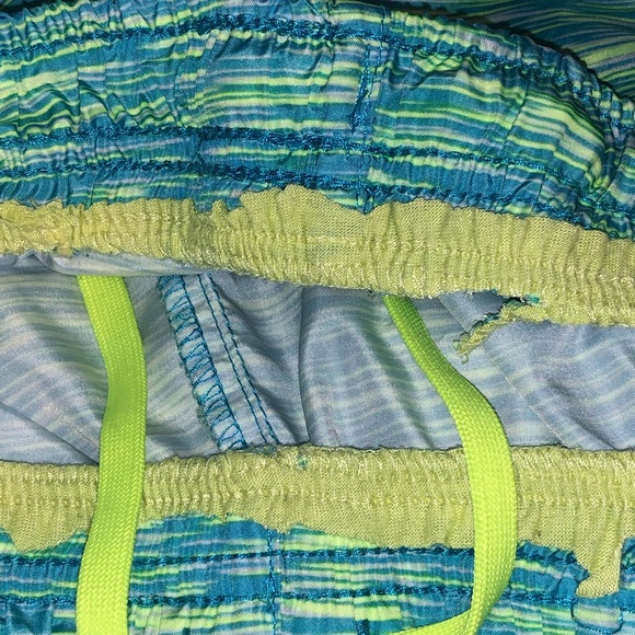 athletic shorts - Picture 3 of 3